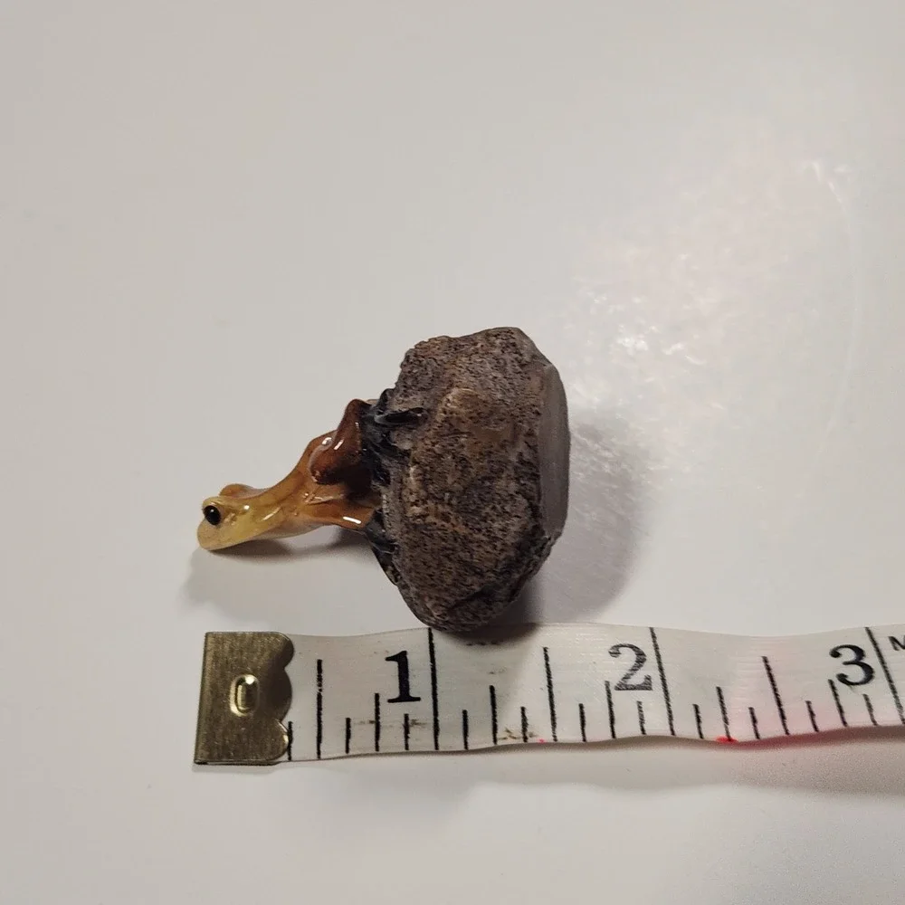 Realistic Miniature Frog on Rock Figurine Brown Tan Resin Nature Decor 1.5 Inch‎